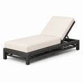 Lettino prendisole in rattan sintetico con cuscino in poliestere crema